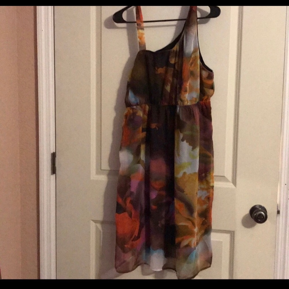 Sleeveless svelt “warm” colored dress.